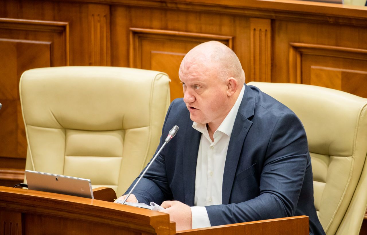 Депутат от Блока коммунистов и социалистов Василий Боля.