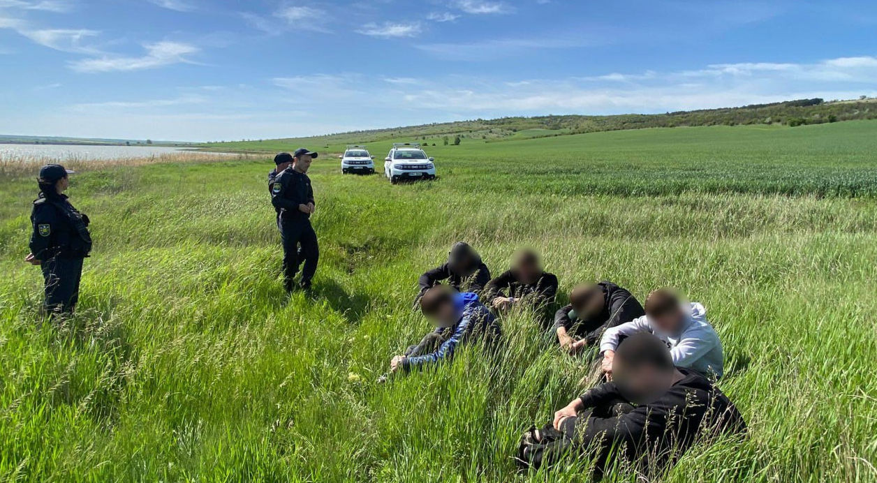 Шестерых украинцев поймали при нелегальном пересечении границы.