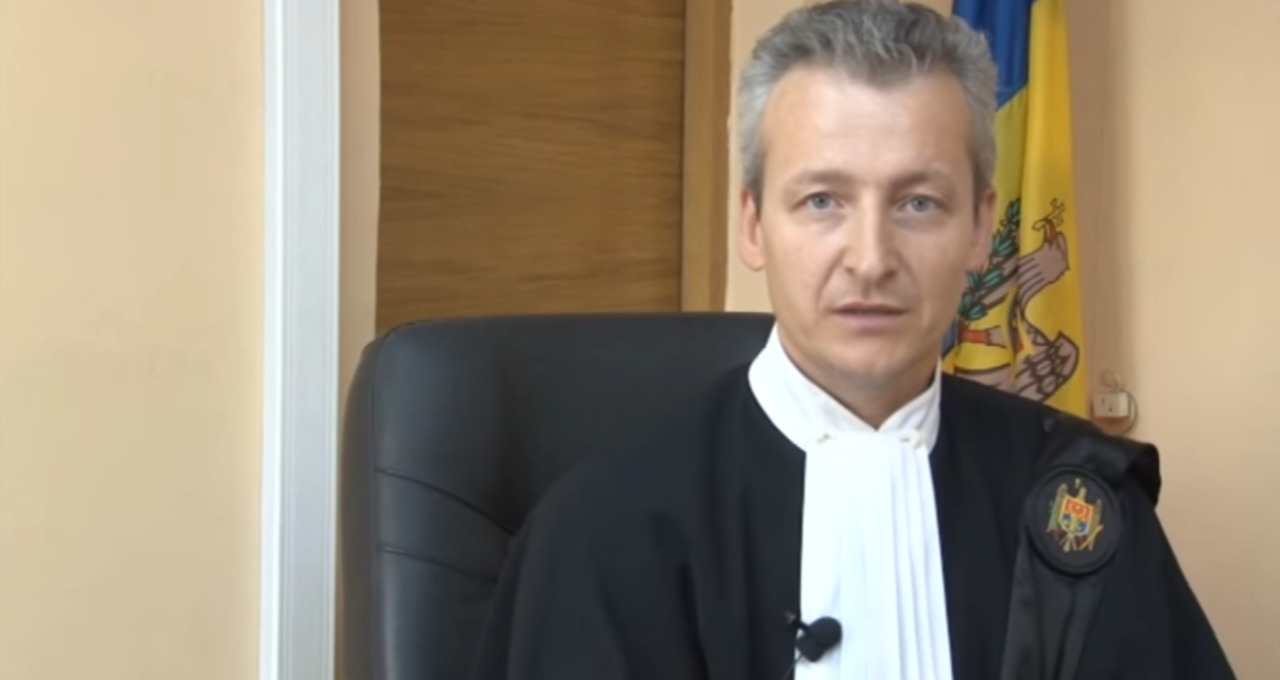 Судья, рассматривавший дело Платона, подал в отставку.
