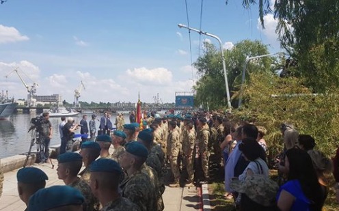 Военнослужащие одного из батальонов морской пехоты на Украине выступили против изменения цвета беретов.
