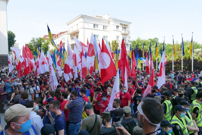 В Киеве под зданием офиса президента Украины проходит протест сторонников Анатолия Шария.