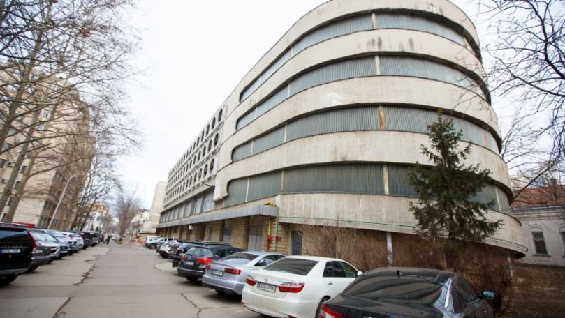 Парковочные места на стоянке парламента сдаются в аренду.