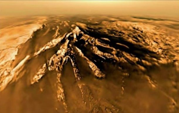 NASA показало первую в истории посадку зонда на спутник Сатурна.