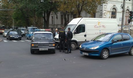 O maşină de carabinieri a fost lovită de un microbuz după ce acesta nu i-a cedat trecerea. Foto: jurnal.md