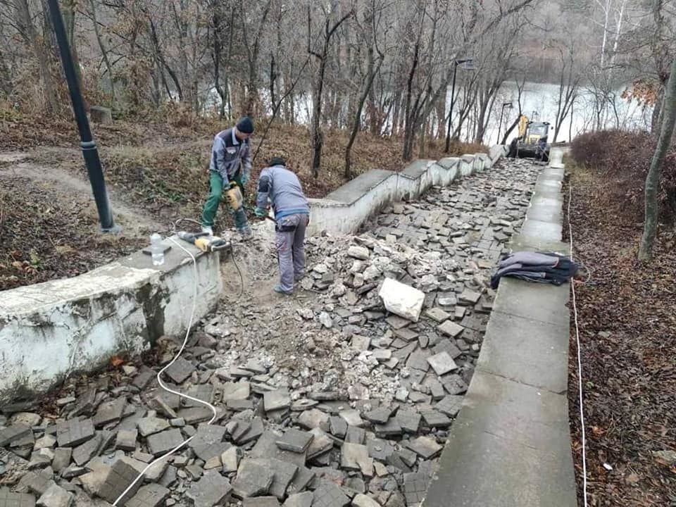 Начался ремонт лестницы у входа в парк «Долина роз».