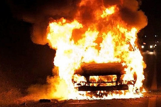 За короткое время автомобиль и находившиеся в салоне личные документы и вещи водителя сгорели дотла.