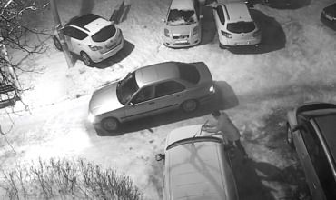 Un tânăr din Capitală, surprins cum fură ștergătorul de parbriz