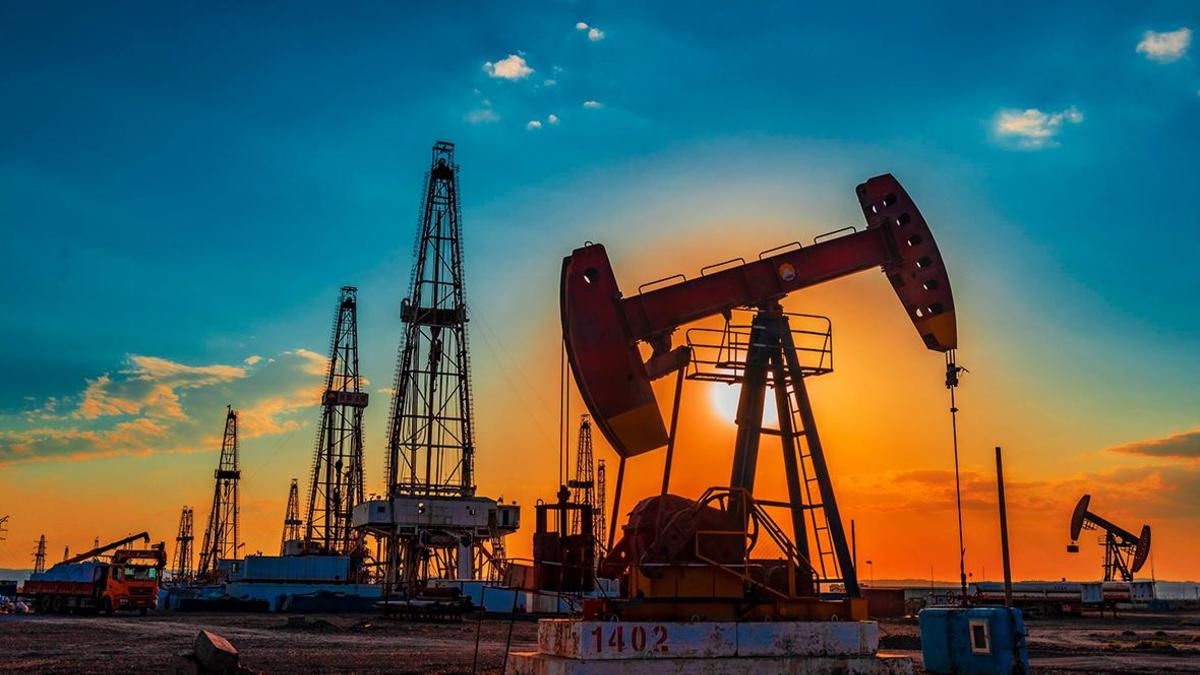 OPEC+ va continua să mărească producția de petrol încă două luni.