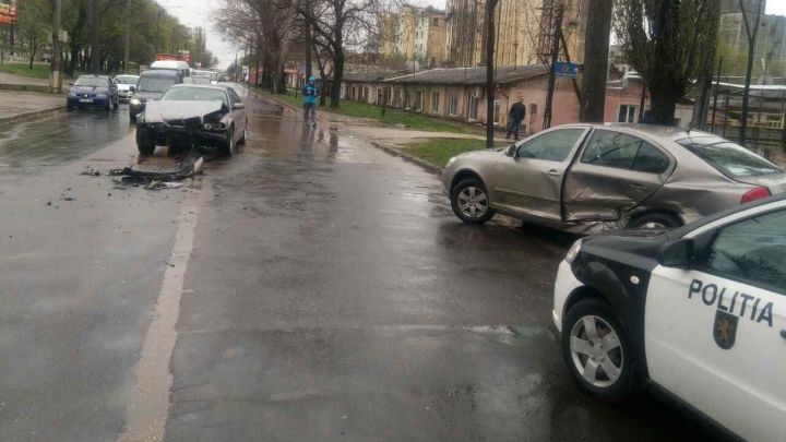 În numai 24 de ore, înregistrate aproximativ 20 de accidente cu intervenția polițiștilor. Foto:publika.md