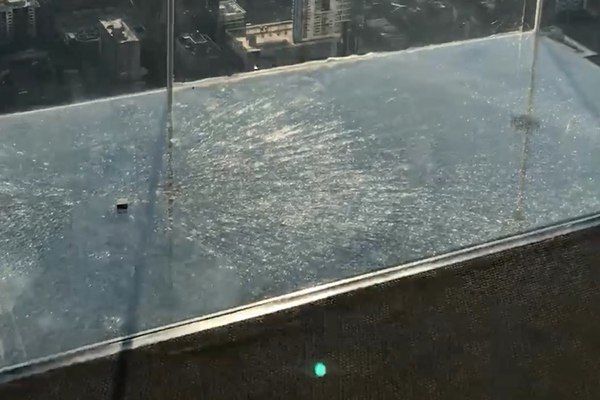 Стеклянный пол аттракциона Skydeck в Чикаго лопнул под ногами посетителей и напугал их.