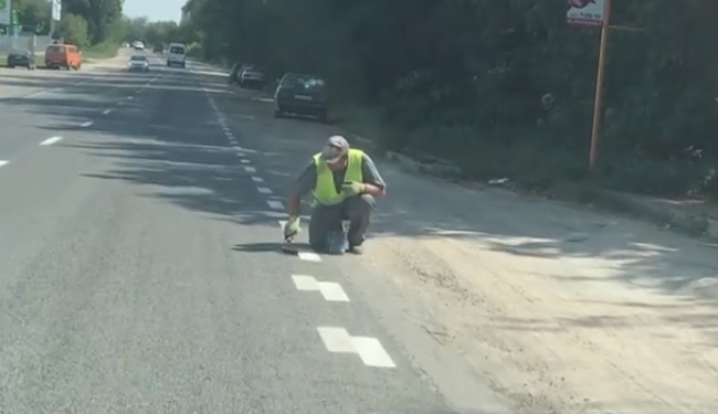 De râs şi de plâns! La Bălţi, marcajul rutier este aplicat cu trafaletul. Foto: Captură video