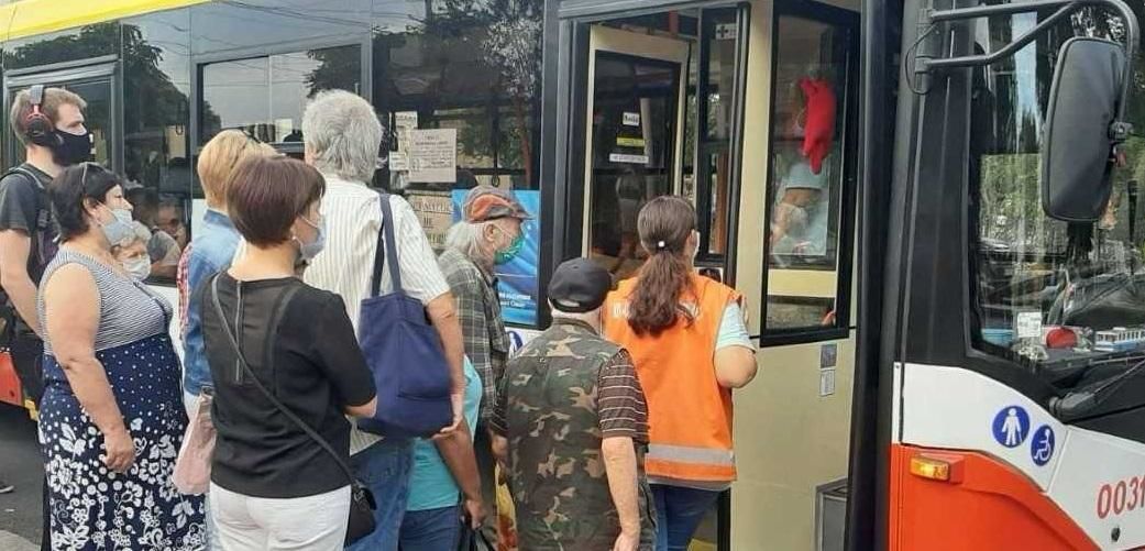 В Одессе рассадку пассажиров в транспорте контролируют «посадочные команды».