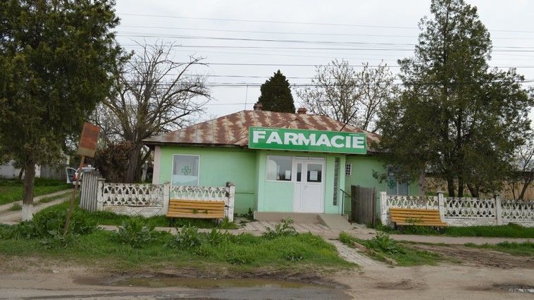 Farmaciile de la sate ar putea fi scutite de unele taxe locale. 