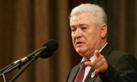 Sugerând că presa ar trebui să dispună de condiţii cât mai restrictive în Parlament.