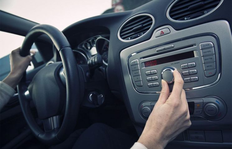Află ce înseamnă fiecare inscris de pe playerul auto. Foto: cars.ro