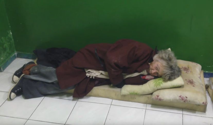 Пожилые люди, которые содержатся в столичном Центре размещения и распределения бездомных, спят на полу или даже на улице.