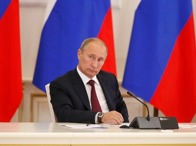 Reacţionînd la aceste critici, Vladimir Putin a cerut joi seara să înceteze orice comentariu în presă.