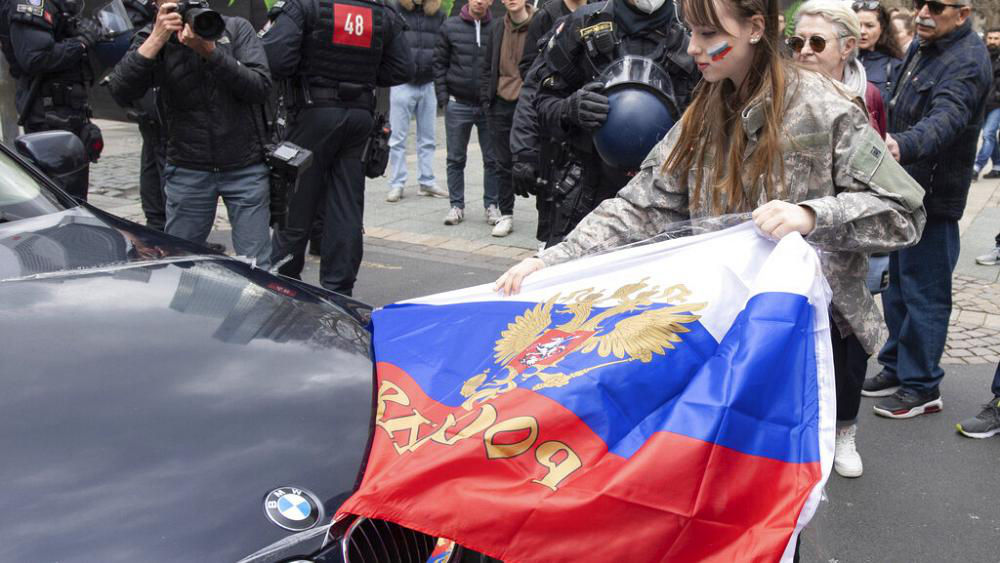 Участница автопробега в поддержку РФ сняла российский флаг по просьбе полицейских.