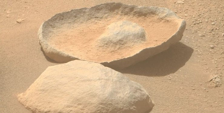 NASA нашло на Марсе две половинки "авокадо" с косточкой.