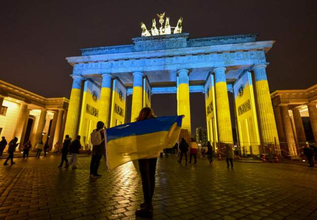 Берлинский суд отменил запрет на украинские флаги 8-9 мая.
