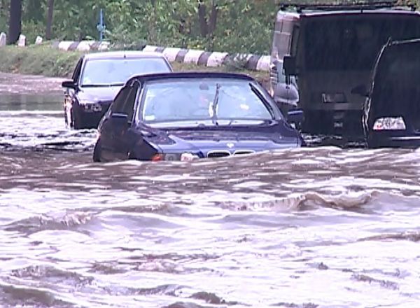 Tone de apă s-au scurs pe o stradă din Băcioi din cauza unei defecţiuni la o ţeavă. Foto: inprofunzime.md