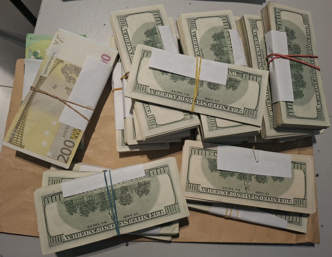 Peste 171.000 de dolari și 15.000 de euro, ridicați de la un pasager la Aeroportul Chișinău.