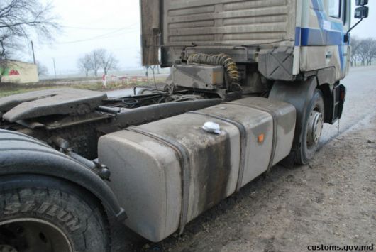 În baza analizei de risc s-a dispus efectuarea controlului detaliat, decizie la care şoferul a opus rezistenţă utilizând insultări