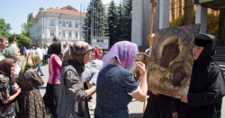 Православные верующие, которые собрались вчера перед зданием Дворца республики, заявили, что не отказываются от протестов. Фото: timpul.md 