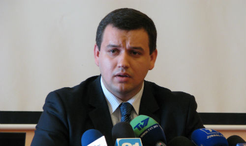 Его партия находится сейчас в оппозиции, и он пойдет тем же путем.