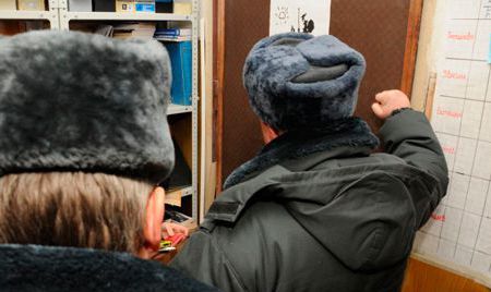 Хозяин дома вызвал полицию, потому что съемщик жилья не оплачивал аренду и коммунальные счета.