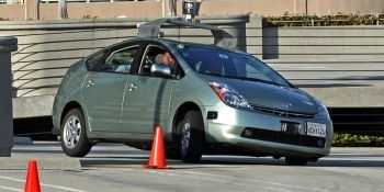 Mașina este o Toyota Prius modificată și este capabilă să meargă singură, aceasta fiind în prezent testată de către cei de la Google.