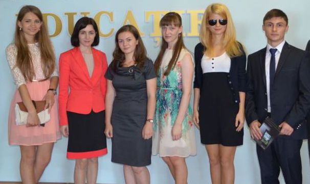 Pentru că au atins asemenea performanţe, absolvenţii au fost premiaţi de ministerul Educatiei. Pe lângă seturi de cărţi, aceştia au primit şi câte un iPad.  Pentru că au atins asemenea performanţe, absolvenţii au fost premiaţi de ministerul Educatiei. Pe lângă seturi de cărţi, aceştia au primit şi câte un iPad.  