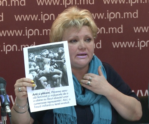 Părinţii au subliniat că, în conformitate cu legislaţia în vigoare, anume ei trebuie să decidă cum să-şi educe copiii în problemele ce ţin de viaţa intimă, iar statul în acest caz le încalcă acest drept.