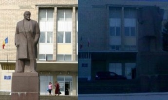 Попыталась демонтировать памятник, однако получилось выломать лишь верхнюю часть.