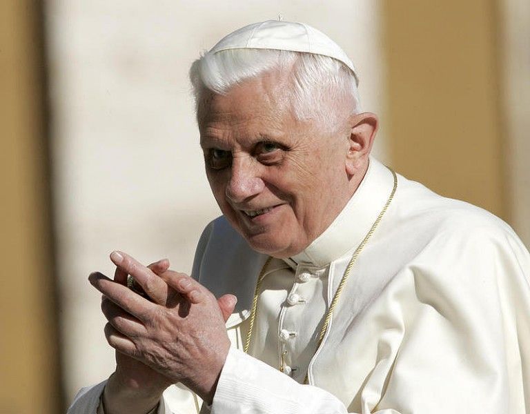 Pentru opinia publică cazul părea închis, dar pe plan intern a fost deschisă această anchetă cu care au fost însărcinaţi cei trei cardinali 'detectivi'
