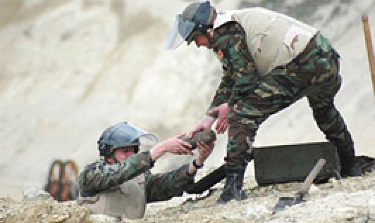 În urma cercetării terenului, geniştii au depistat un proiectil de artilerie, calibru 152 mm, şi o mină de la aruncătorul de mine.