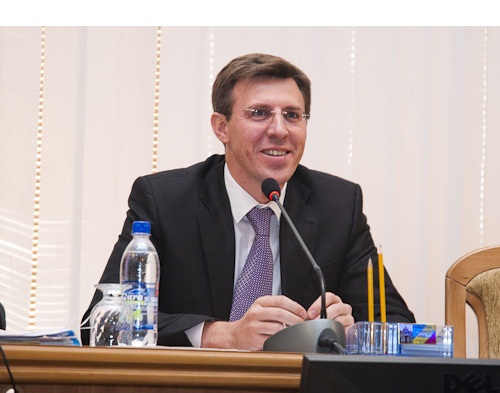 По его словам, вполне можно перенять опыт румын в этом деле и открывать избирательные участки в новых местах.