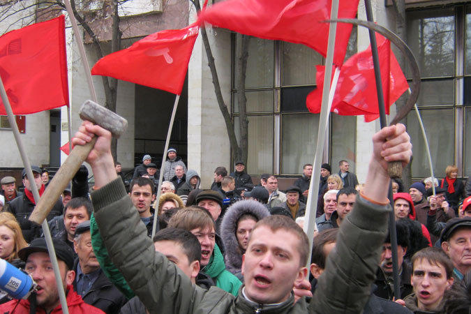 Теперь судьба символа молдавских коммунистов в руках Конституционного суда. Фото: Леонид РЯБКОВ