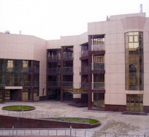 Pe lângă oficii, clădirea dispune de un mini-hotel și o parcare subterană.