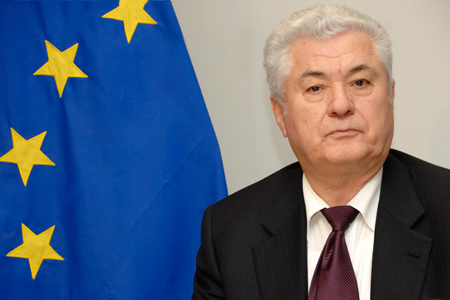 Воронин очень убедительно и недвусмысленно ответил, что, в случае прихода к власти, Партия коммунистов не станет менять курс Молдовы, направленный на европейскую интеграцию.