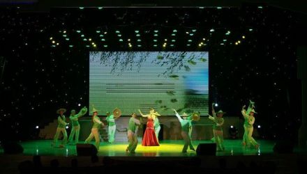 Ghenadie Tintiuc, în mijlocul studentelor de la Colegiul Naţional de Coregrafie cu care dansează acum în China