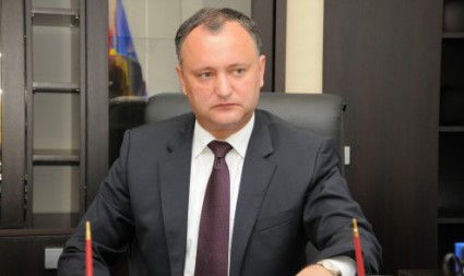 În opinia sa, toţi liderii AIE „sînt înhămaţi la acelaşi car şi, oricît de mult nu s-ar certa între ei, sponsorii occidentali nu le vor permite să distrugă Alianţa