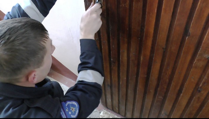 Tatăl unui copil a ieșit pentru scurt timp din apartament, iar ușa s-a închis, blocîndu-se.