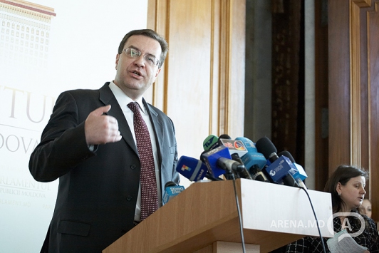 Totodată, Stati l-a acuzat pe Lupu că este incapabil să organizeze activitatea Parlamentului.