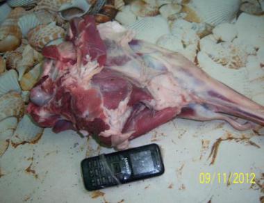 Tot un telefon mobil a fost gasit si într-un borcan cu piftie