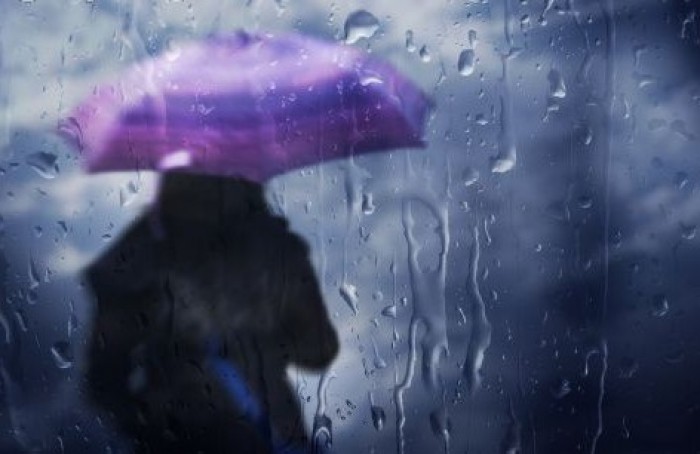 Mîine în a doua jumătate a zilei şi noaptea spre sîmbătă, pe alocuri, vor cădea ploi de scurtă durată.