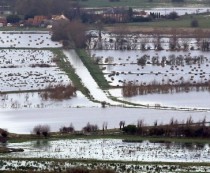 Agenţia pentru mediu a estimat la aproximativ 70.000 locuinţele ameninţate de inundaţii în sud-vestul Angliei şi în Ţara Galilor