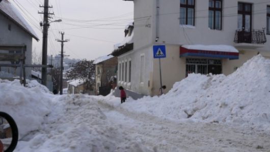 Locuitorii capitalei își doresc să pășească pe trotuare curățate, însă, deszăpezirea nu trebuie trecută doar în sarcina serviciilor de salubritate. 