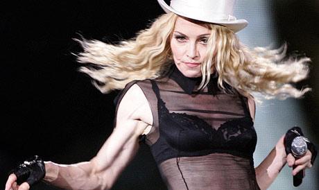 Elton John a atacat-o în termeni duri pe Madonna.