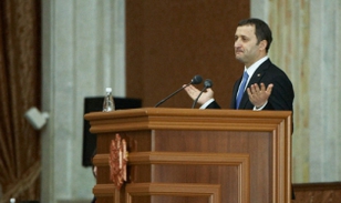 Premierul Vlad Filat a susţinut un raport în faţa deputaţilor, înainte de a supune votului moţiunea de cenzură înaintată de fracţiunea Partidului Comuniştilor.